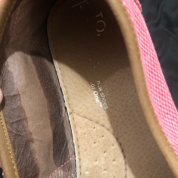 TOMS pink with white skullโshoes - unknown size 8-1/2 to 9 maybe VERYโCUTE - Picture 14 of 16